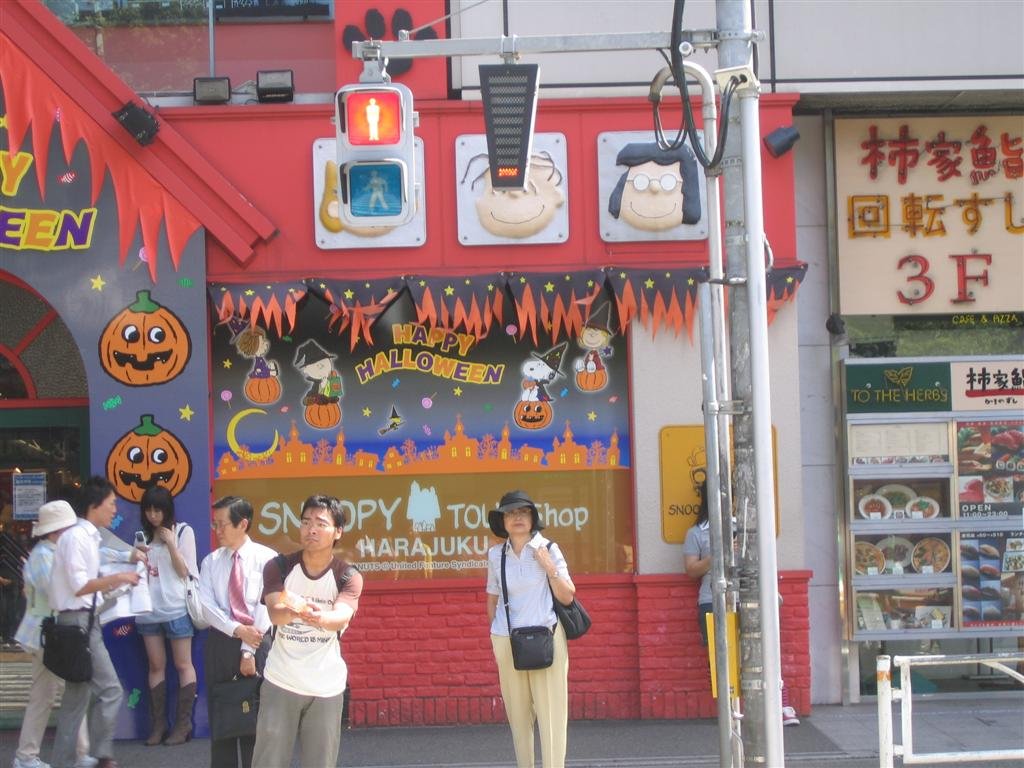 thereisasnoopyshopinharajukuandthehalloweendecorationsarejustinwewaitedoutsideabout15minutesbeforesomekindwesternerwhocanreadkanjitoldusthatthestorewasclosedformaintainancethatday.jpg