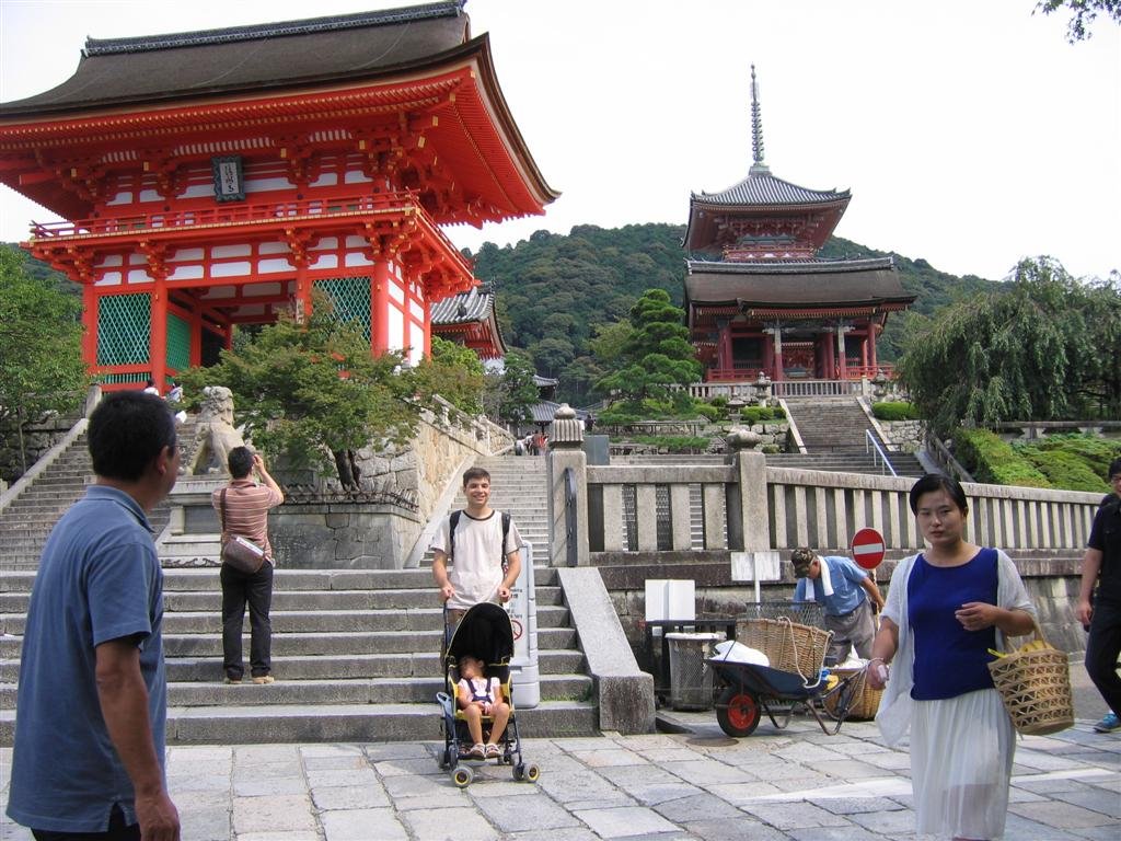 dadandasleepingallyatkiyomizudera.jpg