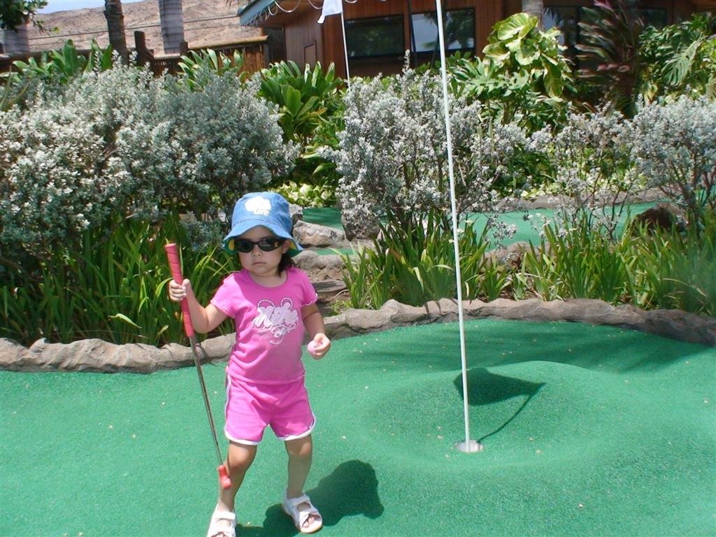 allytakesonminigolf.jpg