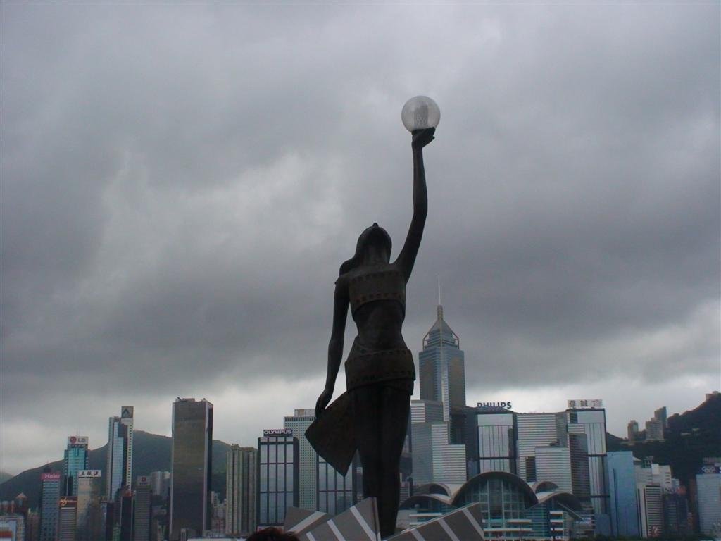 astatueonthehkwaterfront.jpg